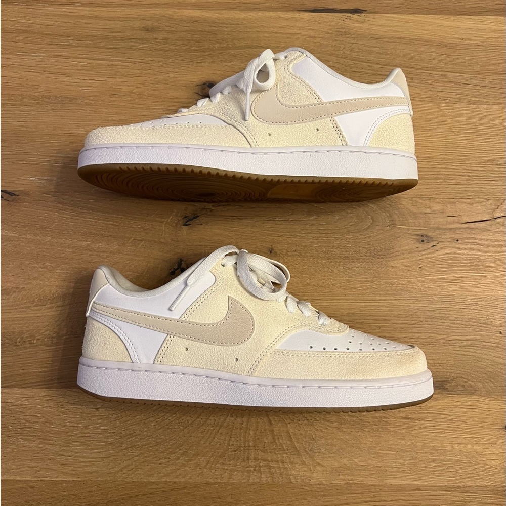 Nike Low top dunks Sneakers in Cream and White